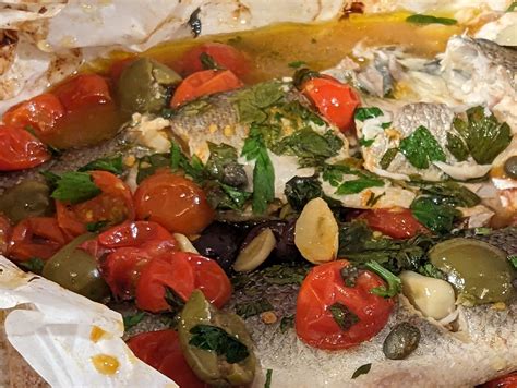 Branzino: Un pesce dalle scaglie scintillanti che ama esplorare i fondali marini!